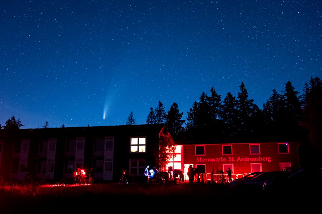 Der Komet Neowise über der Sternwarte